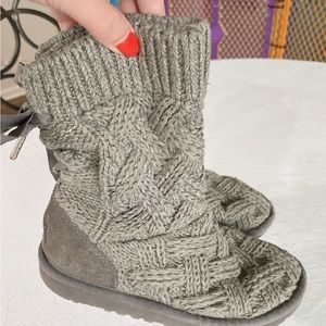 UGG girl boot , size 10 toddler , grey, warm good condition.